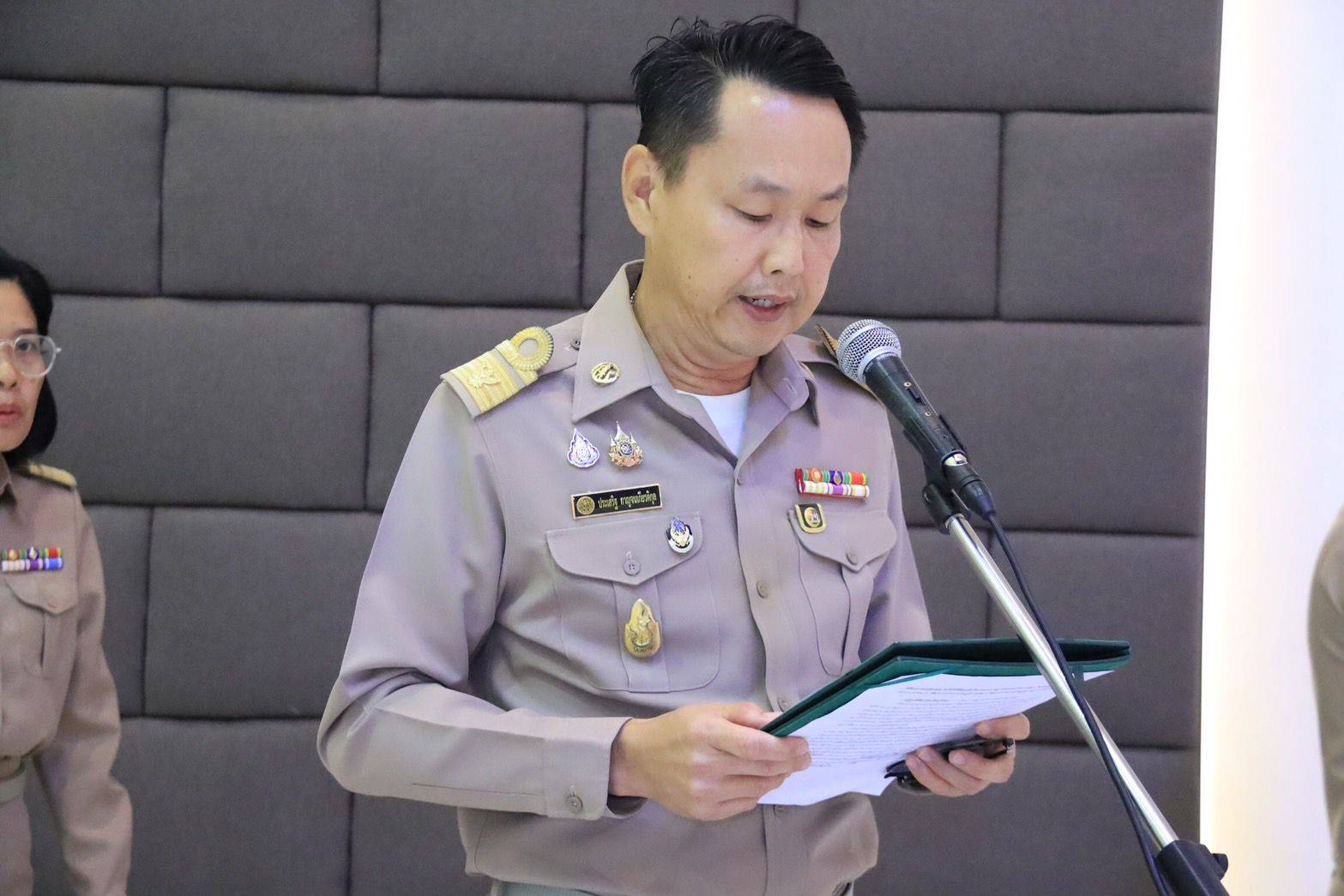 title - วันพุธที่ 24 ธันวาคม 2568 นายประเสริฐ กาญจนเกียรติกุล ปฏิรูปที่ดินจังหวัดบุรีรัมย์ ร่วมพิธีมอบหนังสืออนุญาตให้ใช้ที่ดินเพื่อกิจการสาธารณูปโภคและกิจการอื่นๆ ในเขตปฏิรูปที่ดิน (ส.ป.ก. 4-31 ก) ให้แก่การประปาส่วนภูมิภาคเขต 8  และรับมอบเกียรติบัตรยกย่องเกียรติแก่องค์กรคุณธรรม ระดับคุณธรรมต้นแบบ ประจำปีงบประมาณ พ.ศ. 2568 ณ หอประชุมจังหวัดบุรีรัมย์ โดยมีนายศรีธรรม ราชแก้ว รองผู้ว่าราชการจังหวัดบุรีรัมย์ เป็นประธานในพิธีมอบ